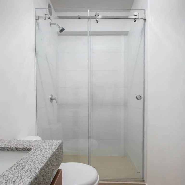 Puertas para baño corrediza modelo eurobox acero inoxidable y vidrio templado
